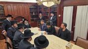 קאנגרעסמאן מייק לאולער אפגעשטאט באזוך ביי גדולי הרבנים שליט"א אין באפורברייטונג צו די וואלן 