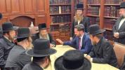 קאנגרעסמאן מייק לאולער אפגעשטאט באזוך ביי גדולי הרבנים שליט"א אין באפורברייטונג צו די וואלן 