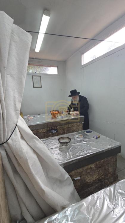 כ"ק גאב"ד מאקאווא שליט"א ביי מוקומות הקודשים