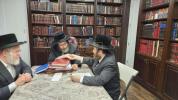 אסעמבלימאן הרב אהרן בציון ווידער אויף א באזוך ביי גדולי ישראל אין מאנסי אין באפורברייטונג צו די וואלן 