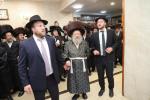 הערליכע מעמד הכנסת ספר תורה פארגעקומען בחצר הקודש נדווארנא באניא  וועלכע איז אריינגעגעבן געווארן דורך הנדיב הרב ליפא דב שטערנהיים הי"ו מארה"ב לזכותו פון  כ"ק האדמו"ר מנדווארנא באניא שליט"א. 