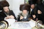 הערליכע מעמד הכנסת ספר תורה פארגעקומען בחצר הקודש נדווארנא באניא  וועלכע איז אריינגעגעבן געווארן דורך הנדיב הרב ליפא דב שטערנהיים הי"ו מארה"ב לזכותו פון  כ"ק האדמו"ר מנדווארנא באניא שליט"א. 