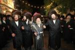 הערליכע מעמד הכנסת ספר תורה פארגעקומען בחצר הקודש נדווארנא באניא  וועלכע איז אריינגעגעבן געווארן דורך הנדיב הרב ליפא דב שטערנהיים הי"ו מארה"ב לזכותו פון  כ"ק האדמו"ר מנדווארנא באניא שליט"א. 