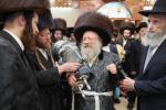 הערליכע מעמד הכנסת ספר תורה פארגעקומען בחצר הקודש נדווארנא באניא  וועלכע איז אריינגעגעבן געווארן דורך הנדיב הרב ליפא דב שטערנהיים הי"ו מארה"ב לזכותו פון  כ"ק האדמו"ר מנדווארנא באניא שליט"א. 