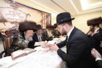 הערליכע מעמד הכנסת ספר תורה פארגעקומען בחצר הקודש נדווארנא באניא  וועלכע איז אריינגעגעבן געווארן דורך הנדיב הרב ליפא דב שטערנהיים הי"ו מארה"ב לזכותו פון  כ"ק האדמו"ר מנדווארנא באניא שליט"א. 