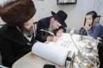הערליכע מעמד הכנסת ספר תורה פארגעקומען בחצר הקודש נדווארנא באניא  וועלכע איז אריינגעגעבן געווארן דורך הנדיב הרב ליפא דב שטערנהיים הי"ו מארה"ב לזכותו פון  כ"ק האדמו"ר מנדווארנא באניא שליט"א. 