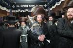 הערליכע מעמד הכנסת ספר תורה פארגעקומען בחצר הקודש נדווארנא באניא  וועלכע איז אריינגעגעבן געווארן דורך הנדיב הרב ליפא דב שטערנהיים הי"ו מארה"ב לזכותו פון  כ"ק האדמו"ר מנדווארנא באניא שליט"א. 