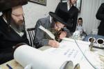 הערליכע מעמד הכנסת ספר תורה פארגעקומען בחצר הקודש נדווארנא באניא  וועלכע איז אריינגעגעבן געווארן דורך הנדיב הרב ליפא דב שטערנהיים הי"ו מארה"ב לזכותו פון  כ"ק האדמו"ר מנדווארנא באניא שליט"א. 