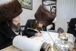 הערליכע מעמד הכנסת ספר תורה פארגעקומען בחצר הקודש נדווארנא באניא  וועלכע איז אריינגעגעבן געווארן דורך הנדיב הרב ליפא דב שטערנהיים הי"ו מארה"ב לזכותו פון  כ"ק האדמו"ר מנדווארנא באניא שליט"א. 