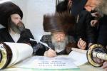 הערליכע מעמד הכנסת ספר תורה פארגעקומען בחצר הקודש נדווארנא באניא  וועלכע איז אריינגעגעבן געווארן דורך הנדיב הרב ליפא דב שטערנהיים הי"ו מארה"ב לזכותו פון  כ"ק האדמו"ר מנדווארנא באניא שליט"א. 