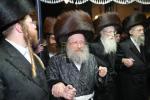 הערליכע מעמד הכנסת ספר תורה פארגעקומען בחצר הקודש נדווארנא באניא  וועלכע איז אריינגעגעבן געווארן דורך הנדיב הרב ליפא דב שטערנהיים הי"ו מארה"ב לזכותו פון  כ"ק האדמו"ר מנדווארנא באניא שליט"א. 