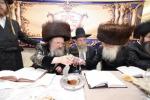 הערליכע מעמד הכנסת ספר תורה פארגעקומען בחצר הקודש נדווארנא באניא  וועלכע איז אריינגעגעבן געווארן דורך הנדיב הרב ליפא דב שטערנהיים הי"ו מארה"ב לזכותו פון  כ"ק האדמו"ר מנדווארנא באניא שליט"א. 
