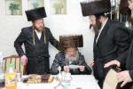 הערליכע מעמד הכנסת ספר תורה פארגעקומען בחצר הקודש נדווארנא באניא  וועלכע איז אריינגעגעבן געווארן דורך הנדיב הרב ליפא דב שטערנהיים הי"ו מארה"ב לזכותו פון  כ"ק האדמו"ר מנדווארנא באניא שליט"א. 