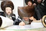 הערליכע מעמד הכנסת ספר תורה פארגעקומען בחצר הקודש נדווארנא באניא  וועלכע איז אריינגעגעבן געווארן דורך הנדיב הרב ליפא דב שטערנהיים הי"ו מארה"ב לזכותו פון  כ"ק האדמו"ר מנדווארנא באניא שליט"א. 