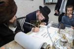 הערליכע מעמד הכנסת ספר תורה פארגעקומען בחצר הקודש נדווארנא באניא  וועלכע איז אריינגעגעבן געווארן דורך הנדיב הרב ליפא דב שטערנהיים הי"ו מארה"ב לזכותו פון  כ"ק האדמו"ר מנדווארנא באניא שליט"א. 
