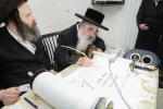 הערליכע מעמד הכנסת ספר תורה פארגעקומען בחצר הקודש נדווארנא באניא  וועלכע איז אריינגעגעבן געווארן דורך הנדיב הרב ליפא דב שטערנהיים הי"ו מארה"ב לזכותו פון  כ"ק האדמו"ר מנדווארנא באניא שליט"א. 