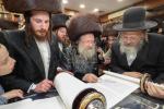 הערליכע מעמד הכנסת ספר תורה פארגעקומען בחצר הקודש נדווארנא באניא  וועלכע איז אריינגעגעבן געווארן דורך הנדיב הרב ליפא דב שטערנהיים הי"ו מארה"ב לזכותו פון  כ"ק האדמו"ר מנדווארנא באניא שליט"א. 