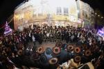 הערליכע מעמד הכנסת ספר תורה פארגעקומען בחצר הקודש נדווארנא באניא  וועלכע איז אריינגעגעבן געווארן דורך הנדיב הרב ליפא דב שטערנהיים הי"ו מארה"ב לזכותו פון  כ"ק האדמו"ר מנדווארנא באניא שליט"א. 