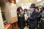 הערליכע מעמד הכנסת ספר תורה פארגעקומען בחצר הקודש נדווארנא באניא  וועלכע איז אריינגעגעבן געווארן דורך הנדיב הרב ליפא דב שטערנהיים הי"ו מארה"ב לזכותו פון  כ"ק האדמו"ר מנדווארנא באניא שליט"א. 