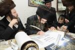 הערליכע מעמד הכנסת ספר תורה פארגעקומען בחצר הקודש נדווארנא באניא  וועלכע איז אריינגעגעבן געווארן דורך הנדיב הרב ליפא דב שטערנהיים הי"ו מארה"ב לזכותו פון  כ"ק האדמו"ר מנדווארנא באניא שליט"א. 
