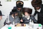 הערליכע מעמד הכנסת ספר תורה פארגעקומען בחצר הקודש נדווארנא באניא  וועלכע איז אריינגעגעבן געווארן דורך הנדיב הרב ליפא דב שטערנהיים הי"ו מארה"ב לזכותו פון  כ"ק האדמו"ר מנדווארנא באניא שליט"א. 