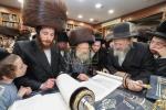 הערליכע מעמד הכנסת ספר תורה פארגעקומען בחצר הקודש נדווארנא באניא  וועלכע איז אריינגעגעבן געווארן דורך הנדיב הרב ליפא דב שטערנהיים הי"ו מארה"ב לזכותו פון  כ"ק האדמו"ר מנדווארנא באניא שליט"א. 