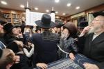 הערליכע מעמד הכנסת ספר תורה פארגעקומען בחצר הקודש נדווארנא באניא  וועלכע איז אריינגעגעבן געווארן דורך הנדיב הרב ליפא דב שטערנהיים הי"ו מארה"ב לזכותו פון  כ"ק האדמו"ר מנדווארנא באניא שליט"א. 