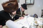 הערליכע מעמד הכנסת ספר תורה פארגעקומען בחצר הקודש נדווארנא באניא  וועלכע איז אריינגעגעבן געווארן דורך הנדיב הרב ליפא דב שטערנהיים הי"ו מארה"ב לזכותו פון  כ"ק האדמו"ר מנדווארנא באניא שליט"א. 