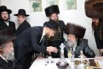 הערליכע מעמד הכנסת ספר תורה פארגעקומען בחצר הקודש נדווארנא באניא  וועלכע איז אריינגעגעבן געווארן דורך הנדיב הרב ליפא דב שטערנהיים הי"ו מארה"ב לזכותו פון  כ"ק האדמו"ר מנדווארנא באניא שליט"א. 