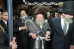 הערליכע מעמד הכנסת ספר תורה פארגעקומען בחצר הקודש נדווארנא באניא  וועלכע איז אריינגעגעבן געווארן דורך הנדיב הרב ליפא דב שטערנהיים הי"ו מארה"ב לזכותו פון  כ"ק האדמו"ר מנדווארנא באניא שליט"א. 