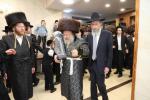 הערליכע מעמד הכנסת ספר תורה פארגעקומען בחצר הקודש נדווארנא באניא  וועלכע איז אריינגעגעבן געווארן דורך הנדיב הרב ליפא דב שטערנהיים הי"ו מארה"ב לזכותו פון  כ"ק האדמו"ר מנדווארנא באניא שליט"א. 