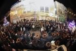 הערליכע מעמד הכנסת ספר תורה פארגעקומען בחצר הקודש נדווארנא באניא  וועלכע איז אריינגעגעבן געווארן דורך הנדיב הרב ליפא דב שטערנהיים הי"ו מארה"ב לזכותו פון  כ"ק האדמו"ר מנדווארנא באניא שליט"א. 