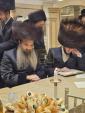 כ"ק אדמו"ר מסאדיגורא ירושלים און לאנדאן שליט"א זענעו  זיך משתתף ביי די שמחת החתונה וועלכע איז פארגעקומען נעכטן פון החתן מנחם מענדיל קעניג וועלכע זיין חתונה אין אפגעשטיפט געווארן צוליב די פטירה פון זיין מאמע געציילטע טעג איידער זיין חתונה 