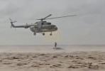 Main image for א סירישע מיליטערישע העליקאפטער ראטעוועט געשטראנדעטע מענטשן פון די פארפלייצונגען אין דייר א-זור