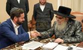 הערליכע באזוך איז נעכטן פארגעקומען דורך די בארימטע אוהב ישראל מייק לאולער אין שטוב פון כ"ק אדמו"ר מסאטמאר שליט"א 