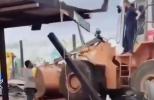לבנון: אן אמוזמענט פארק אייגנטומער מאכט חרוב זיינע אייגענע ריידס מיט א בולדאוזער נאך סעיפטי פארלעצונגען