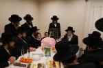 פייערליכע "מעמד חתימת שטרות" אויף זכות אדיר "חדר לימוד" בבנין הת"ת האדיר והחדש "בנין ווערצבערגער" במוסדות סאטמאר-מאנסי אָפּגעקויפט דורך הרבני הנגיד הרה"ח ר' יוסף מאיר גינזבערג הי"ו