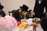 פייערליכע "מעמד חתימת שטרות" אויף זכות אדיר "חדר לימוד" בבנין הת"ת האדיר והחדש "בנין ווערצבערגער" במוסדות סאטמאר-מאנסי אָפּגעקויפט דורך הרבני הנגיד הרה"ח ר' יוסף מאיר גינזבערג הי"ו