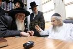 Main image for כ"ק אדמו"ר מצאנז שליט"א באזוכט ביי הגר"ד לאנדא שליט"א אין בני ברק נאך די וואל געווינסן פון יהדות התורה