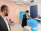 הגאון ר' בנימין פינקל גיבט אפ זיין שטימע אין ירושלים, באגלייט דורך סגן מעיאר ישראל קעלערמאן
