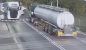 Main image for סעקונדעס פון א קאטאסטראפע: א טענקער טראק אנטלויפט פון א פאסאזשירן באן ביי א קראסינג אין פאזנאן, פוילן