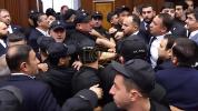 מכות אין פארלאמענט: ארמענישע געזעצגעבער האבן זיך ווילד צעשלאגן אינמיטן א זיצונג