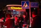 א 422 באס אין ירושלים האט אריינגעקראכט אין די סעיפטי בעריערס אינמיטן די רעגן; קיין פארוואונדעטע נישט באריכטעט