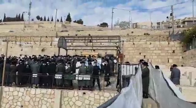 כ"ק אדמו"ר מתולדות אהרן שליט"א ביי עליה לציון אביו כ"ק אדמו"ר מתולדות אהרן זצ"ל 