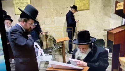 הגאון רבי שאול אלתר שליט"א ר"י פני מנחם ביים מתפלל זיין אין מערת המכפלה