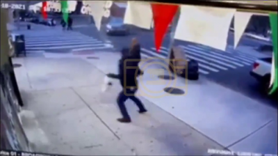 סצענע ווי א קאר איז אריינגעפארן אין געביידע אין מאנהעטן 