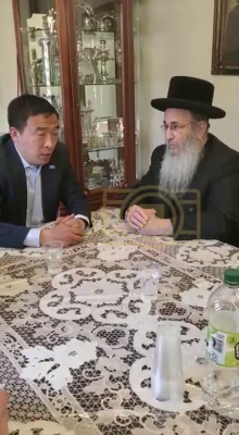 מעיאר קאנדידאט ענדרו יענג באזוכט ביי די וועלכע זענען אטאקירט געווארן דעם שבת אין בארא פארק 