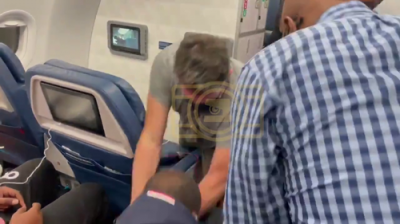 סצענע ווי א אףף דוטי פלייט אטענדעט האט זיך היינט פורבירט אריינצוברעכן אין די קאקפיט פון א דעלטע פליגער 