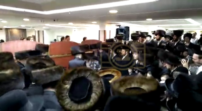 כ"ק אדמו"ר מוויזניץ שליט"א איז זיך משתתף ביים שמחת החתונה פון בן המשב"ק ר' שאול גרינבערגער הי"ו 