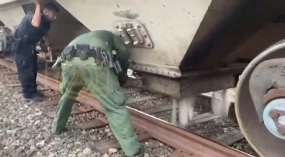 שמוגלער פורבירן אריינצוברענגן מענטשן מיט א תבואה טראק 